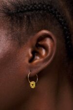 ⁦كو Bimba Y Lola أقراط دائرية بشعار صغير ذهبي ومتعدد الألوان 24BTV4834 مُكَمِّلات⁩ - الصورة ⁦2⁩