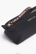 ⁦كو Bimba Y Lola علبة مكياج شبه منحرف من النايلون أسود 24BTV41103 مُكَمِّلات⁩ - الصورة ⁦2⁩