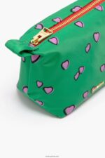 ⁦كو Bimba Y Lola علبة مكياج صغيرة شبه منحرف عليها قلوب مطبوعة أخضر 24BTV41079 مُكَمِّلات⁩ - الصورة ⁦2⁩
