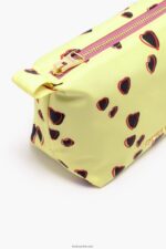 ⁦كو Bimba Y Lola علبة مكياج صغيرة شبه منحرف عليها قلوب مطبوعة أصفر 24BTV41078 مُكَمِّلات⁩ - الصورة ⁦2⁩