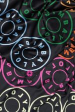 ⁦كو Bimba Y Lola وشاح الشعارات أسود 24BTV4626 مُكَمِّلات⁩ - الصورة ⁦3⁩